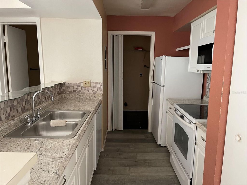 Image 4 of property listing at 3016 PARKWAY BOULEVARD 303, Kissimmee, FL 34747