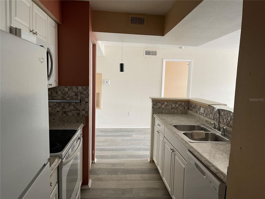 Image 5 of property listing at 3016 PARKWAY BOULEVARD 303, Kissimmee, FL 34747