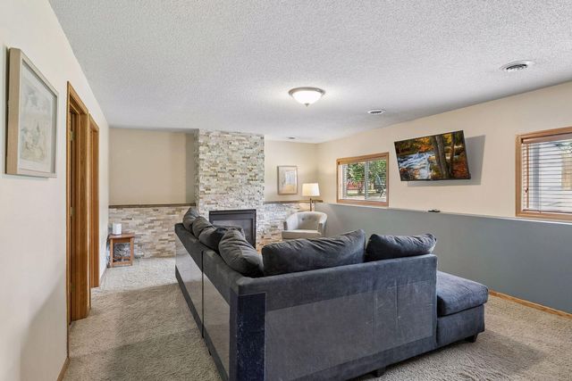 1049 Bonnieview Drive, Woodbury, MN 55129