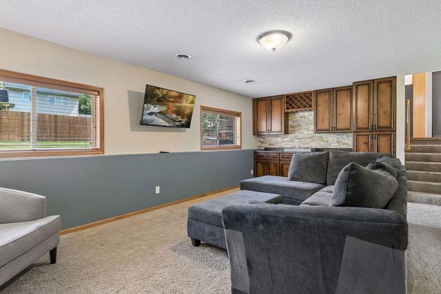 1049 Bonnieview Drive, Woodbury, MN 55129