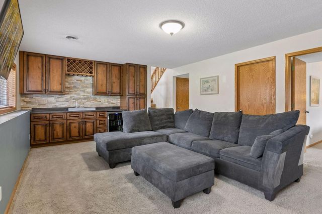 1049 Bonnieview Drive, Woodbury, MN 55129