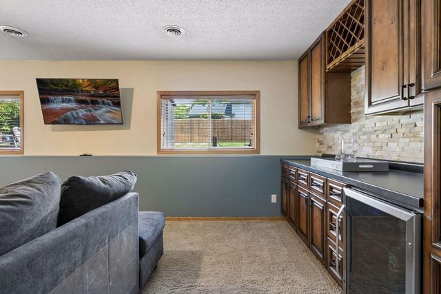 1049 Bonnieview Drive, Woodbury, MN 55129