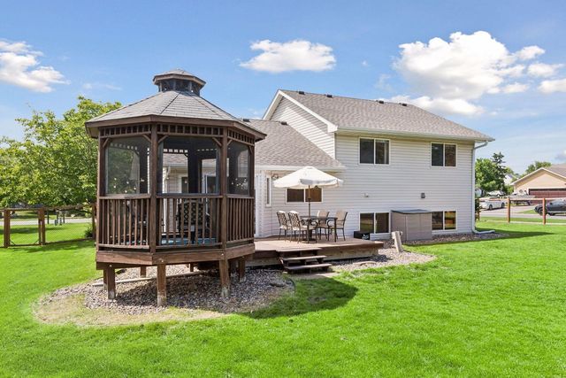 1049 Bonnieview Drive, Woodbury, MN 55129
