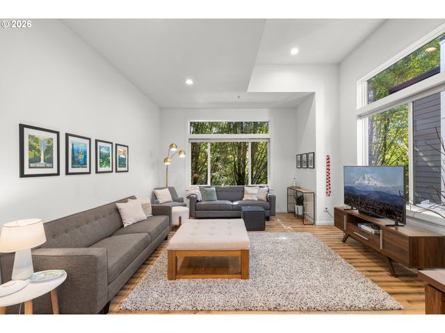 322 N IVY St, Portland, OR 97227