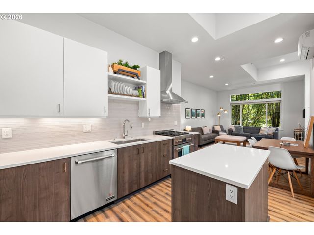 322 N IVY St, Portland, OR 97227