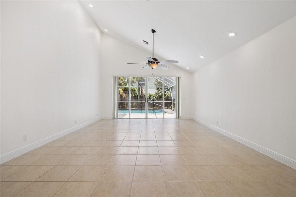 Image 4 of property listing at 6365 NW 77th Pl, Parkland, FL 33067