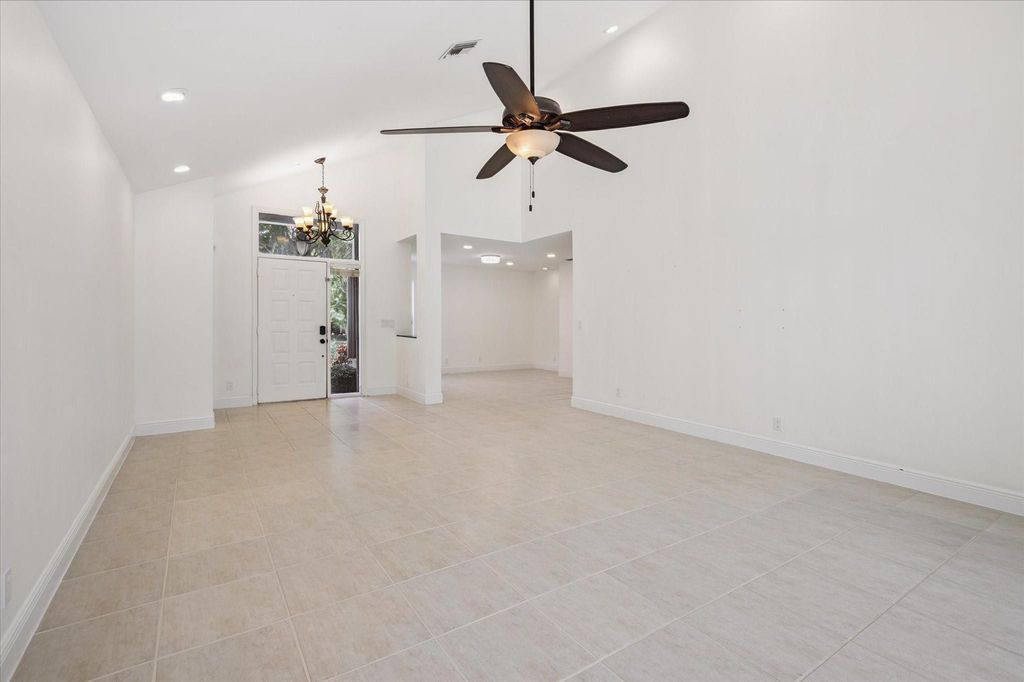 Image 5 of property listing at 6365 NW 77th Pl, Parkland, FL 33067