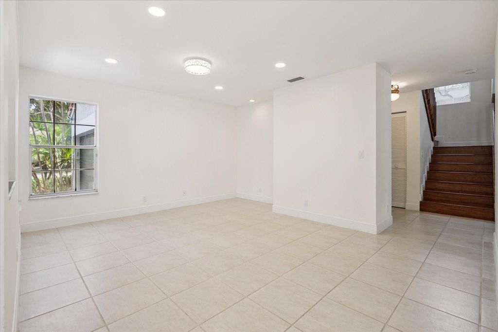 Image 7 of property listing at 6365 NW 77th Pl, Parkland, FL 33067