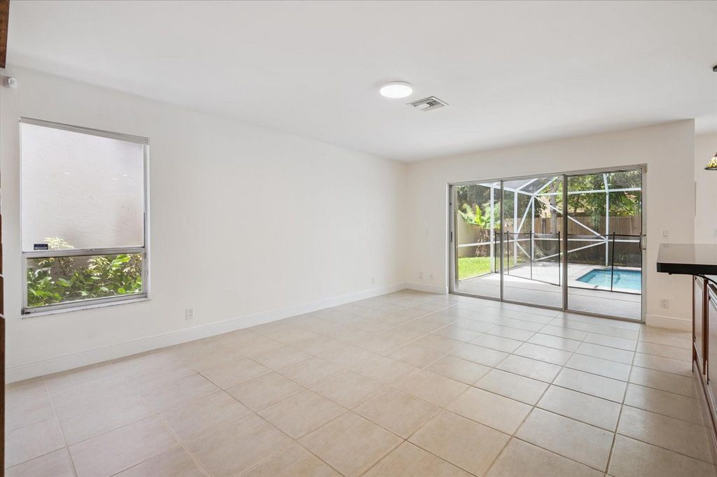 Image 8 of property listing at 6365 NW 77th Pl, Parkland, FL 33067