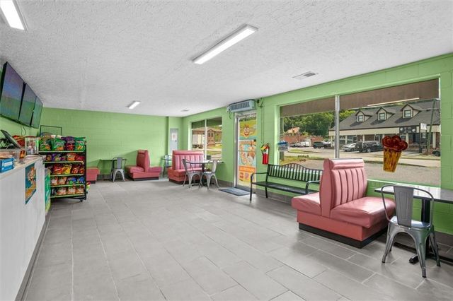 355 S Wall Street, Calhoun, GA 30701