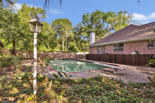 1014 N Rivershire Drive, Conroe, TX 77304