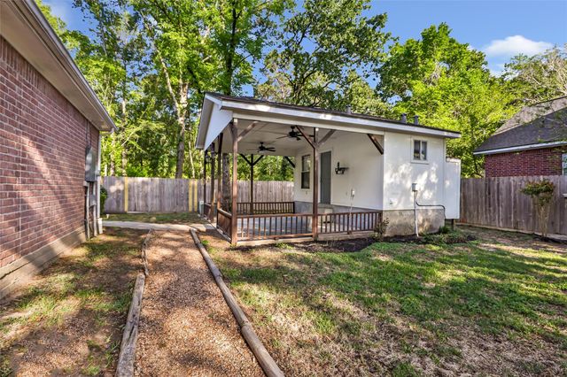 1014 N Rivershire Drive, Conroe, TX 77304