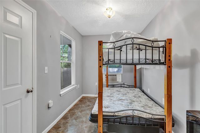 1014 N Rivershire Drive, Conroe, TX 77304