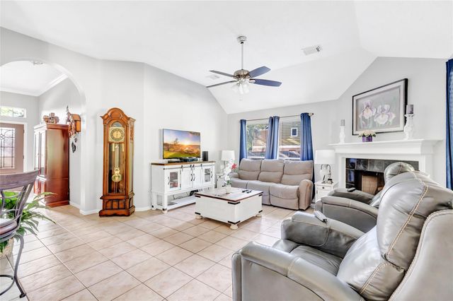 1014 N Rivershire Drive, Conroe, TX 77304