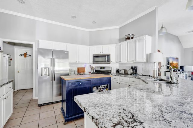 1014 N Rivershire Drive, Conroe, TX 77304