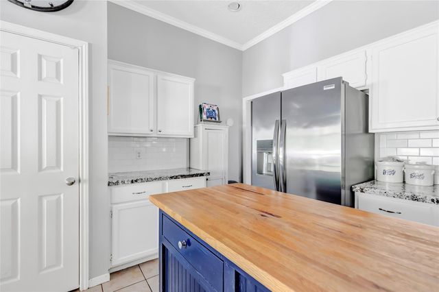 1014 N Rivershire Drive, Conroe, TX 77304