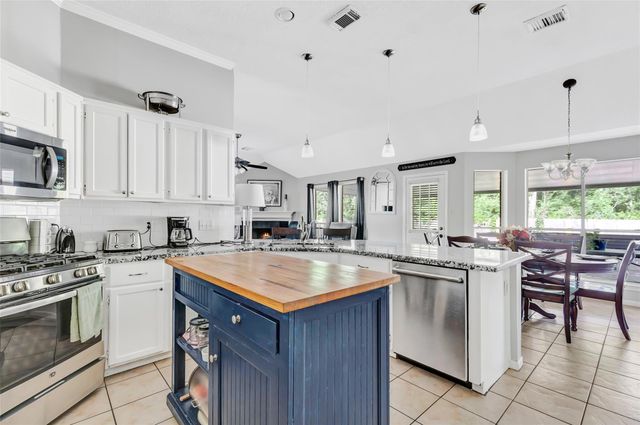 1014 N Rivershire Drive, Conroe, TX 77304