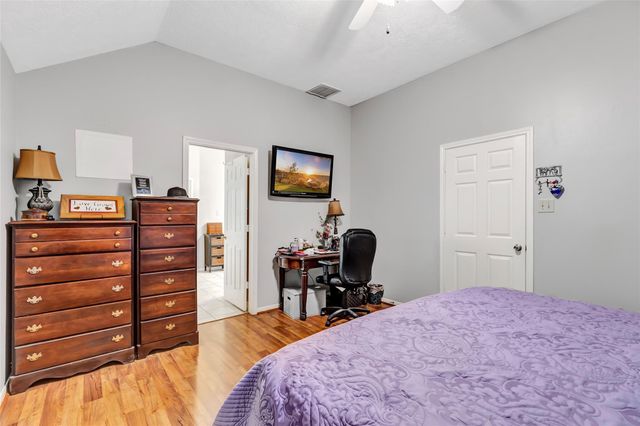 1014 N Rivershire Drive, Conroe, TX 77304