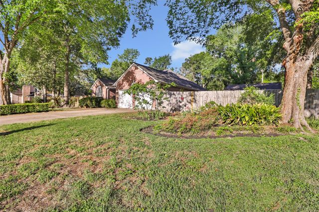 1014 N Rivershire Drive, Conroe, TX 77304