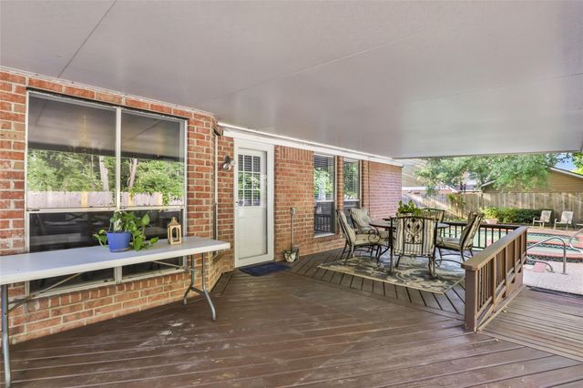 1014 N Rivershire Drive, Conroe, TX 77304