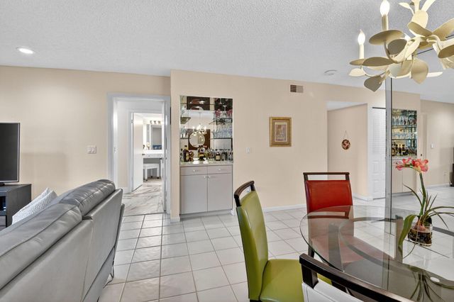 7 Southport Lane E, Boynton Beach, FL 33436