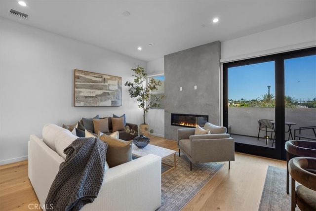 615 Aviation Way, Manhattan Beach, CA 90266