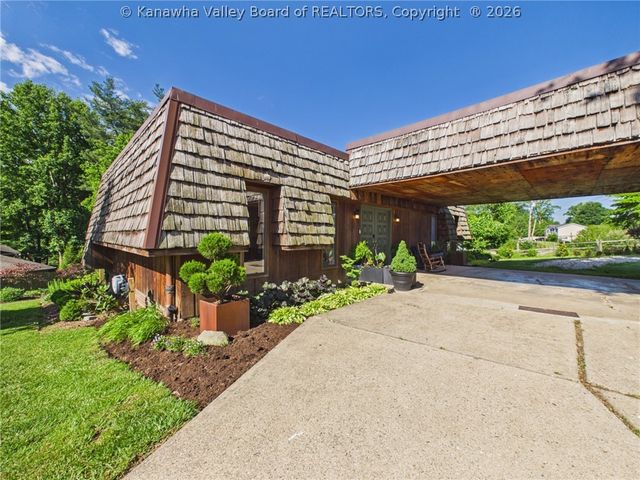 1025 Marina Drive, Hurricane, WV 25526