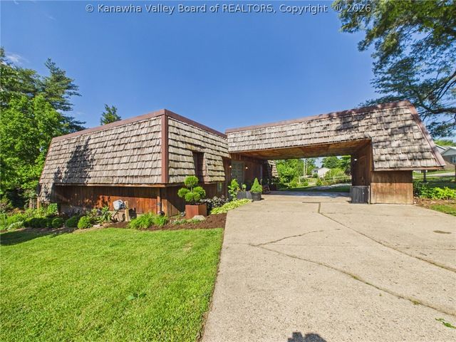 1025 Marina Drive, Hurricane, WV 25526