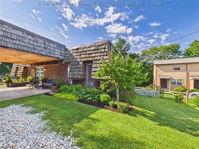 1025 Marina Drive, Hurricane, WV 25526