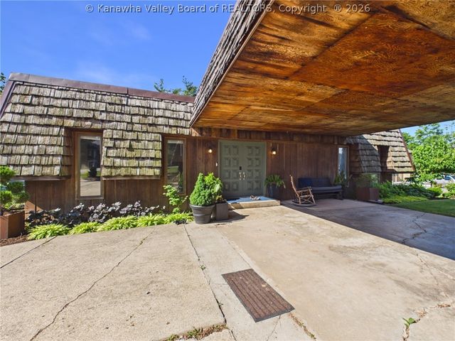 1025 Marina Drive, Hurricane, WV 25526
