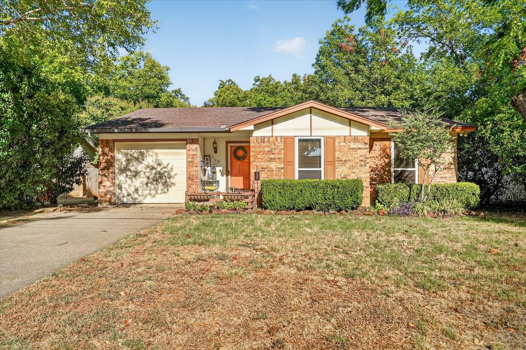 209 S Scott Street, Burleson, TX 76028 — exterior