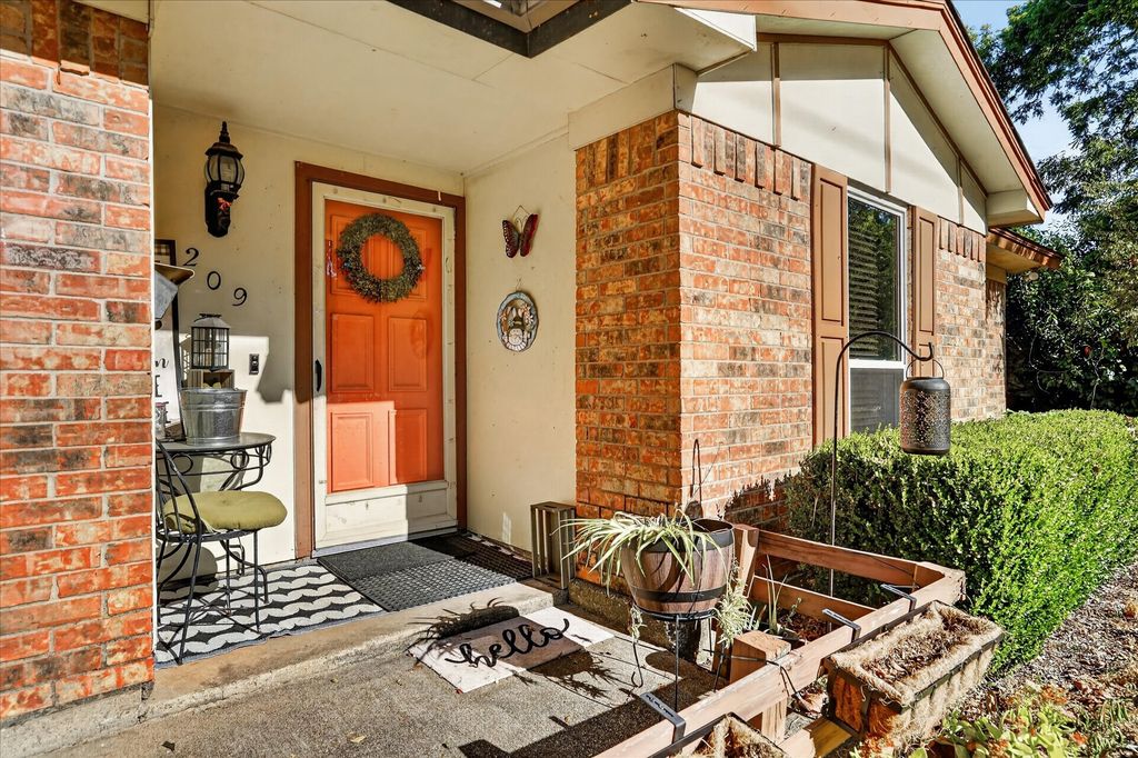 209 S Scott Street, Burleson, TX 76028 — photo 2