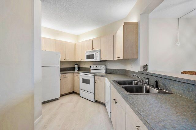 300 Uno Lago Drive 304, Juno Beach, FL 33408