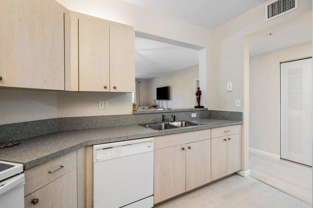 300 Uno Lago Drive 304, Juno Beach, FL 33408