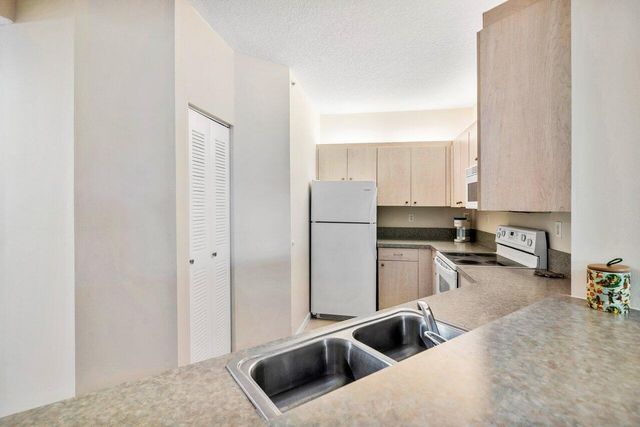 300 Uno Lago Drive 304, Juno Beach, FL 33408