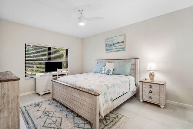 300 Uno Lago Drive 304, Juno Beach, FL 33408
