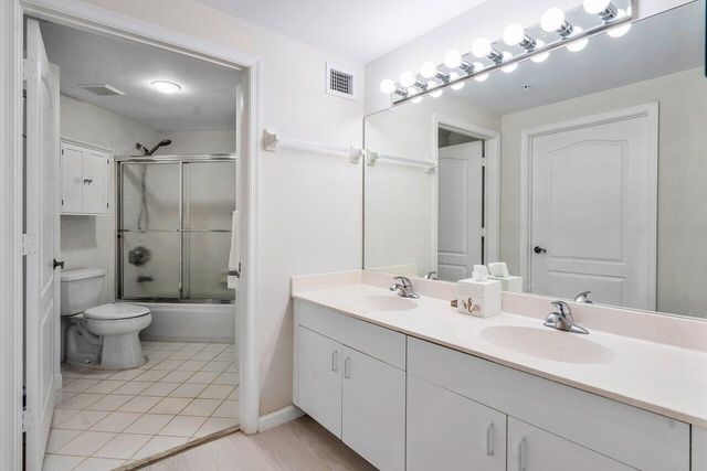 300 Uno Lago Drive 304, Juno Beach, FL 33408