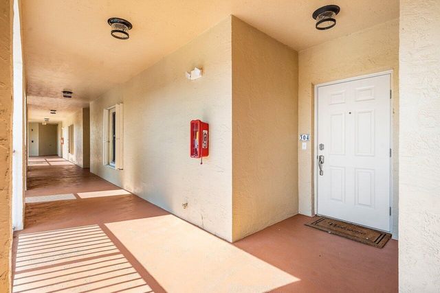 300 Uno Lago Drive 304, Juno Beach, FL 33408