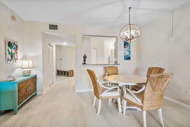 300 Uno Lago Drive 304, Juno Beach, FL 33408