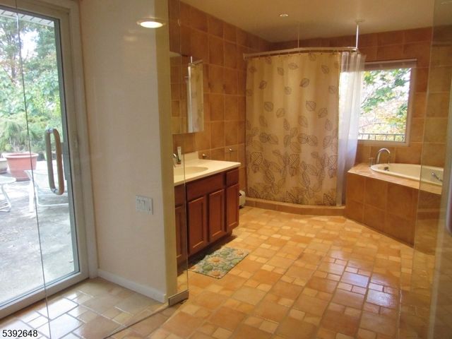 52 Chopin Dr, Wayne Twp., NJ 07470