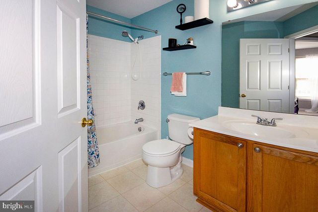 100 COLTS NECK DR, Sicklerville, NJ 08081