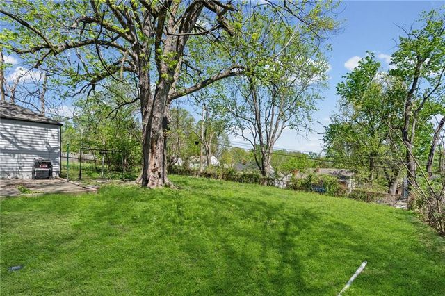 7622 Sni -A- Bar Road, Kansas City, MO 64129