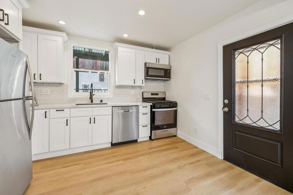 Image 13 of property listing at 360 Bradford Street, San Francisco, CA 94110