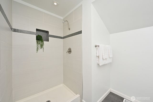 832 NE 202nd Street, Shoreline, WA 98155