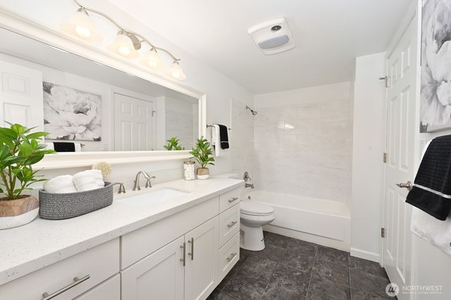 832 NE 202nd Street, Shoreline, WA 98155