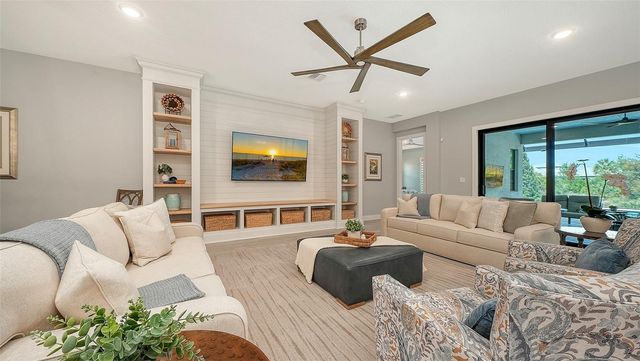 5018 SURFSIDE CIRCLE, Lakewood Ranch, FL 34211