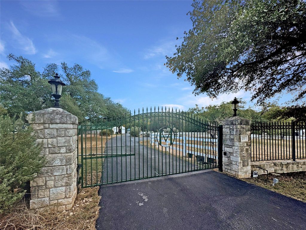 1717 Sycamore CRK, Dripping Springs, TX 78620