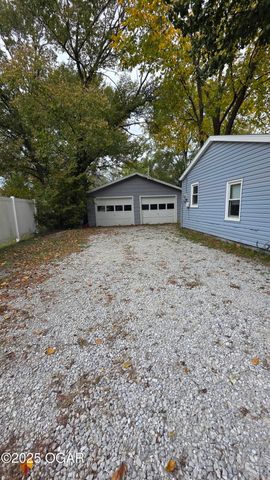 1016 S McKinley Avenue, Joplin, MO 64801