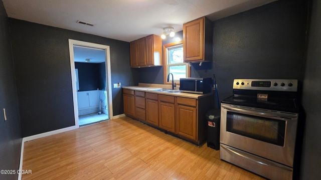 1016 S McKinley Avenue, Joplin, MO 64801