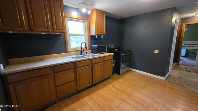 1016 S McKinley Avenue, Joplin, MO 64801